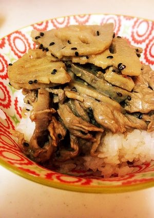簡単☻﻿牛肉蓮根丼♡-レシピのメイン写真