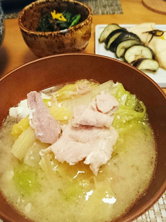 黄身もトロッ♪と白菜と豚こまお味噌汁♪-レシピのメイン写真