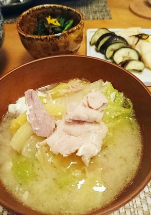 黄身もトロッ♪と白菜と豚こまお味噌汁♪-レシピのメイン写真