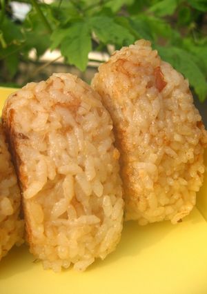 キャンプでごはん～♪梅干入り焼きおにぎり-レシピのメイン写真