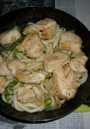 若鶏の胸肉のアヒージョ風味焼きうどん-レシピのメイン写真