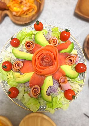 薔薇のサーモンとアボカドのサラダ♪-レシピのメイン写真