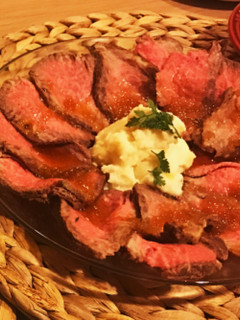 オーブンに入れるだけ。ローストビーフ。-レシピのメイン写真