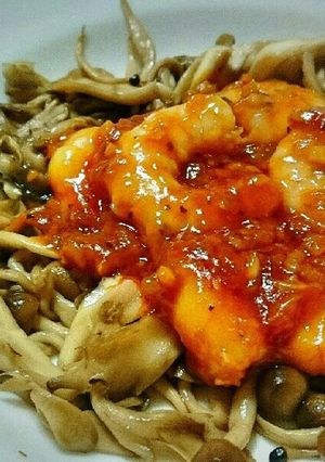 キノコに囲まれたエビチリ-レシピのメイン写真