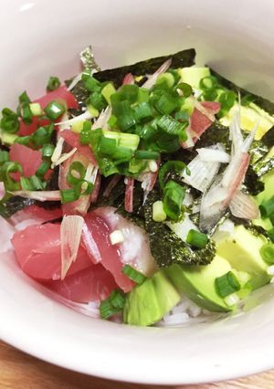 黒ごまダレで食べるまぐろアボカド丼♪-レシピのメイン写真