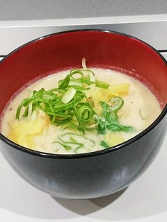 油揚げとキャベツ、水菜の豆乳入り味噌汁-レシピのメイン写真