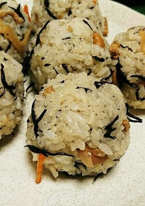 市販のひじきで おにぎり-レシピのメイン写真