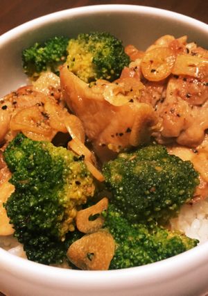 ブロッコリーと鶏のガリバタ丼-レシピのメイン写真