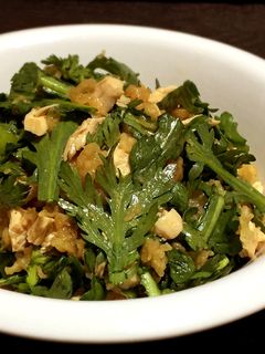 揚げ玉で「鶏と春菊のたぬきサラダ」-レシピのメイン写真