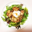 簡単♡鶏肉ときのこのホットサラダ温玉のせ