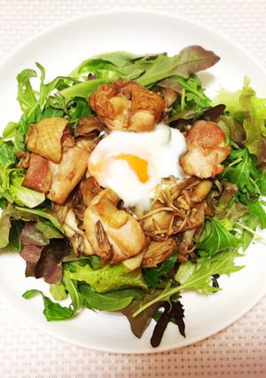 簡単♡鶏肉ときのこのホットサラダ温玉のせ-レシピのメイン写真
