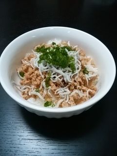 マグロのたたきdeそぼろ丼-レシピのメイン写真