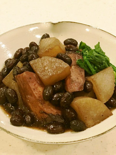 黒豆効果抜群!煮汁もおいしい黒いブリ大根-レシピのメイン写真