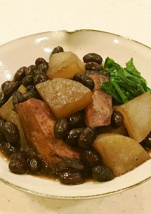 黒豆効果抜群!煮汁もおいしい黒いブリ大根-レシピのメイン写真