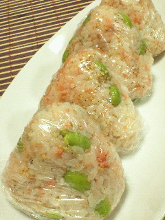 お弁当に夜食に★枝豆と鮭のおにぎり-レシピのメイン写真