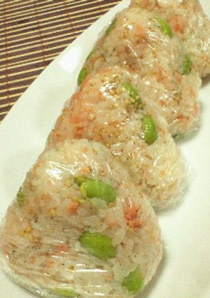 お弁当に夜食に★枝豆と鮭のおにぎり-レシピのメイン写真