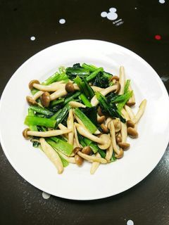 簡単!しめじと小松菜のバター醤油炒め-レシピのメイン写真