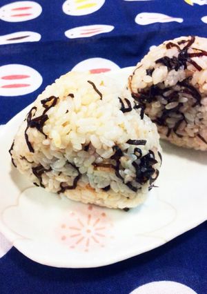 簡単で旨い！♥塩こぶと鰹節のおにぎり♥-レシピのメイン写真