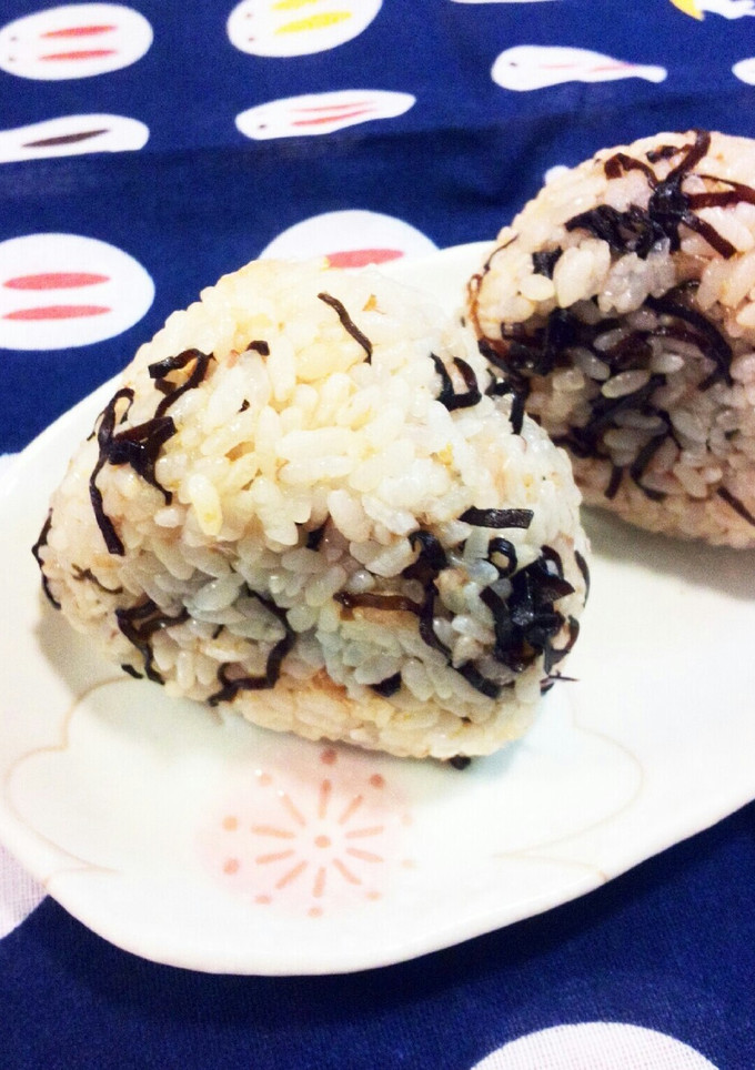 簡単で旨い！♥塩こぶと鰹節のおにぎり♥-レシピのメイン写真