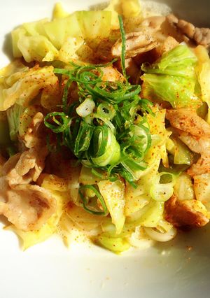 簡単お昼ごはん！！豚キャベツの釜玉うどん-レシピのメイン写真