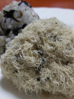 ひじきふりかけ混ぜ込みとろろ昆布おにぎり-レシピのメイン写真