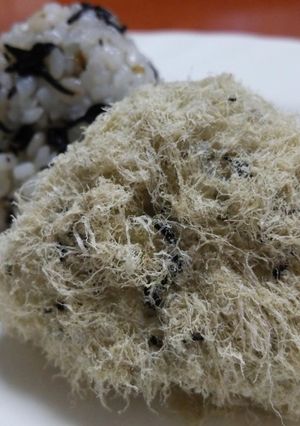 ひじきふりかけ混ぜ込みとろろ昆布おにぎり-レシピのメイン写真