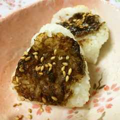 รูปของ 黒にんにくで焼きおにぎり♡