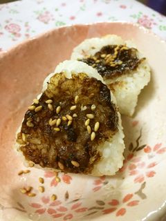 黒にんにくで焼きおにぎり♡-レシピのメイン写真