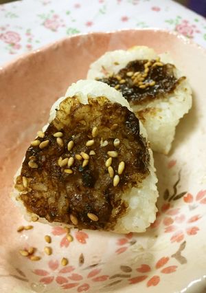 黒にんにくで焼きおにぎり♡-レシピのメイン写真