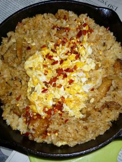 鶏皮+玉ねぎのパラパラ炒飯+炒り卵載せ-レシピのメイン写真