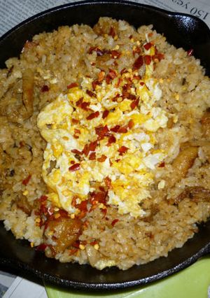 鶏皮＋玉ねぎのパラパラ炒飯＋炒り卵載せ-レシピのメイン写真
