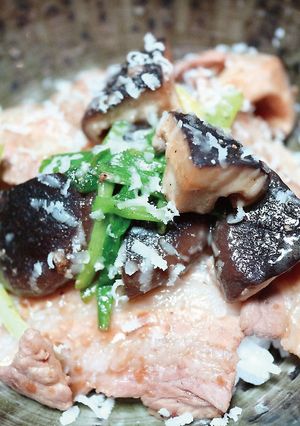 豚バラ肉としいたけのガリバタしょうゆ丼-レシピのメイン写真