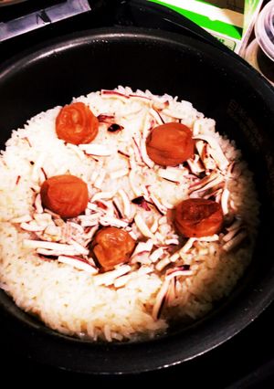簡単美味しい！イカと梅干しの炊き込みご飯-レシピのメイン写真