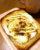 ココナッツカレーの目玉焼きトースト
