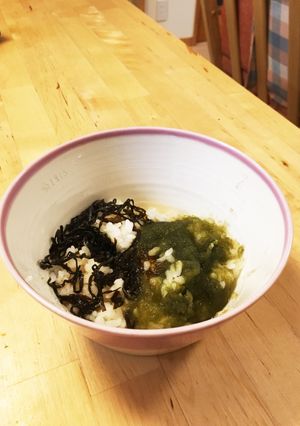 簡単！朝食、夜食とろろと塩昆布のお茶漬け-レシピのメイン写真