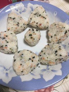 簡単☆鮭わかめふりかけでミニおにぎり♪-レシピのメイン写真