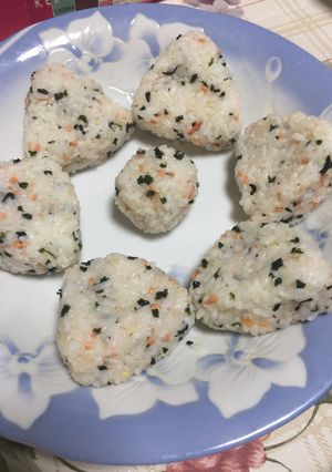 簡単☆鮭わかめふりかけでミニおにぎり♪-レシピのメイン写真