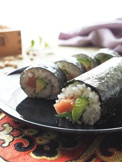 ごま油香る♪漬けマグロとアボカド巻きずし-レシピのメイン写真