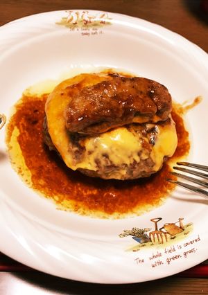 フォアグラ乗せチーズハンバーグ-レシピのメイン写真