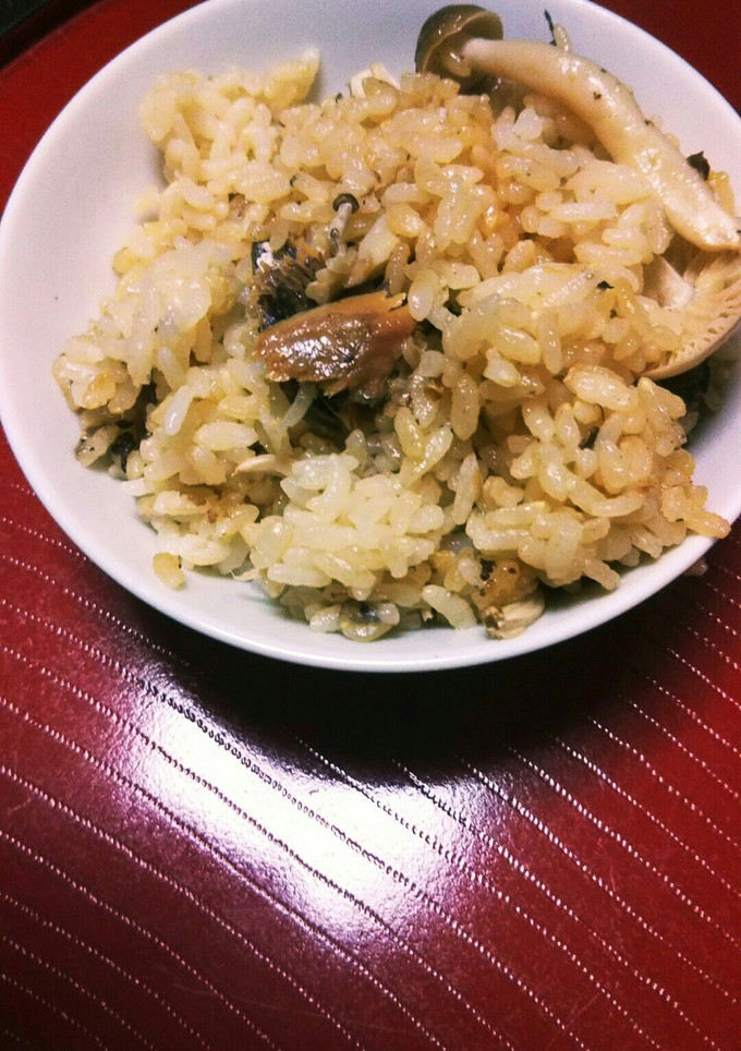 さんまの蒲焼き缶としめじの炊き込みご飯-レシピのメイン写真