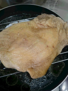 フライパンと鍋のフタで鶏もも肉の蒸し鶏-レシピのメイン写真