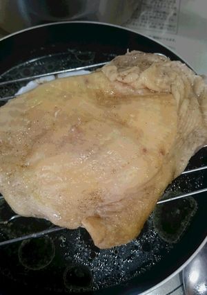 フライパンと鍋のフタで鶏もも肉の蒸し鶏-レシピのメイン写真