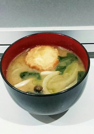 仙台麩と小松菜・しめじ・玉ねぎの味噌汁-レシピのメイン写真
