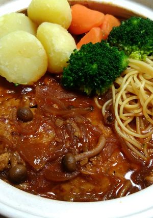 土鍋でビックリBIGな煮込みハンバーグ-レシピのメイン写真