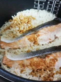 鮭の>゜)))彡バター醤油♦炊き込み御飯-レシピのメイン写真