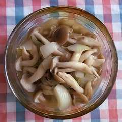 รูปของ きのこと玉ねぎのマリネ。