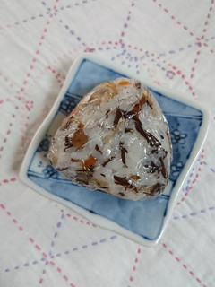 おにぎり。ひじき煮で寿司ごはん。-レシピのメイン写真
