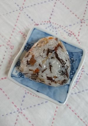 おにぎり。ひじき煮で寿司ごはん。-レシピのメイン写真