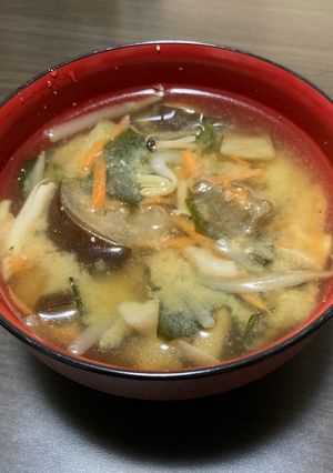 なす・もやし・人参・しめじ・若芽の味噌汁-レシピのメイン写真
