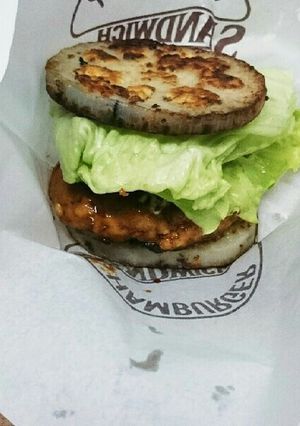 愛称抜群!!蓮根で挟む鶏照り焼きバーガー-レシピのメイン写真